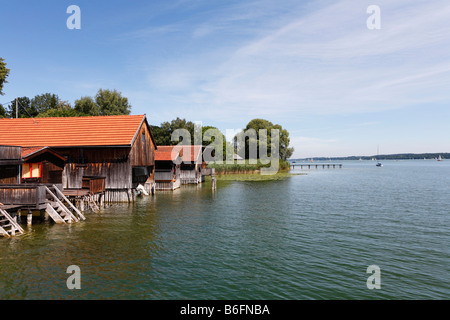 Case galleggianti in Utting sul Lago Ammersee, Pfaffenwinkel, Fuenfseenland, Alta Baviera, Germania, Europa Foto Stock