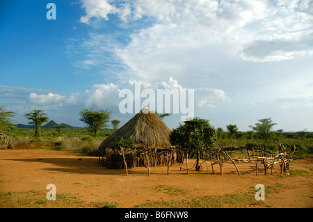Capanna nella boccola savana, Turmi, Etiopia, Africa Foto Stock