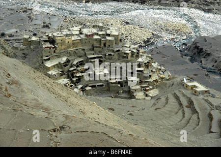 Vista del villaggio di Phu overlayered scatola ospita, Regione Nar-Phu, Nepal, Asia Foto Stock