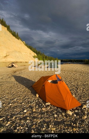 Tenda, camp sulla riva del fiume Liard, ghiaia bar, luce della sera, nuvole, British Columbia, Yukon Territory, CANADA, NORD Foto Stock