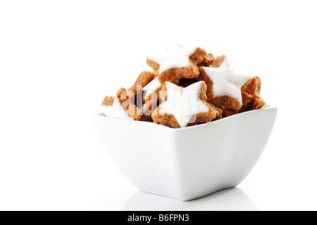 Alla cannella a forma di stella biscotti in una ciotola bianco Foto Stock