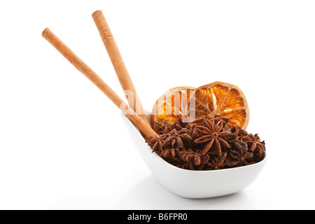 Anice stellato in una ciotola con bastoncini di cannella ed essiccata arance Foto Stock