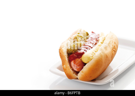 Hotdog, insaccato in un panino con mostarda, ketchup, assaporare Foto Stock