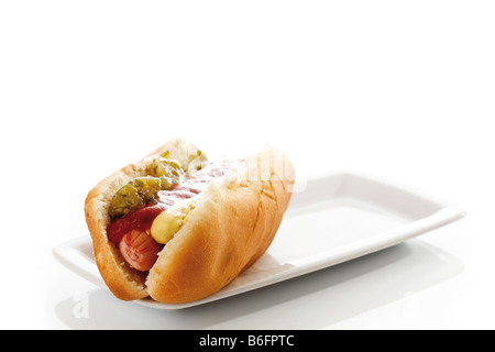 Hot Dog, insaccato in un panino con mostarda, ketchup, assaporare Foto Stock