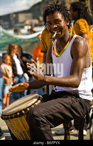 Gli stati di Siyaya Arti musica gruppo dall Africa giocando in Princes Street durante la Edinburgh Fringe Festival Scozia Scotland Foto Stock