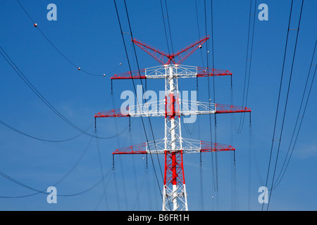 Elettricità pilone, alta tensione linea elettrica di alimentazione, Bassa Sassonia, Germania, Europa Foto Stock