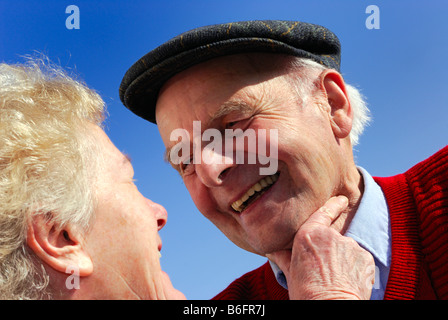 Vecchio amore, ridendo nonno e la nonna di fronte a un cielo blu, Emmendingen, Baden-Wuerttemberg, Germania Foto Stock