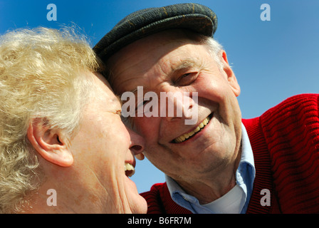 Vecchio amore, ridendo nonno e la nonna di fronte a un cielo blu, Emmendingen, Baden-Wuerttemberg, Germania Foto Stock