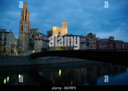 Sant Feliu chiesa e cattedrale e case sospese sopra il fiume Onyar GIRONA Catalogna Spagna Foto Stock