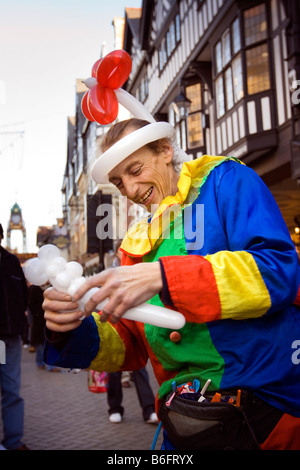 Regno Unito Chester Cheshire Eastgate Street Natale Street ben l'uomo dei palloncini Foto Stock