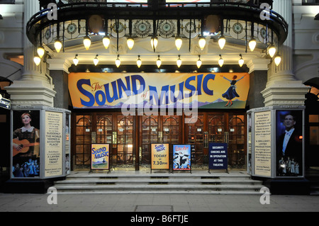 Spettacolo di musica con il cartello di produzione serata presso lo storico Palladium Theatre, porte d'ingresso principali in Argyll Street, Soho West End, Londra, Inghilterra, Regno Unito Foto Stock