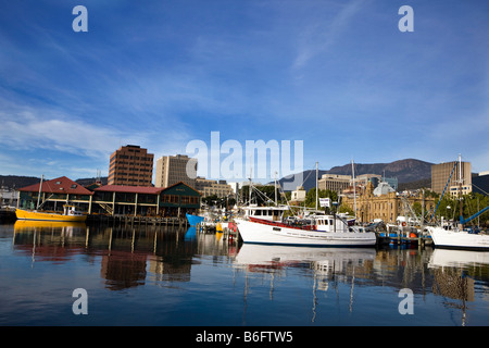 Barche ancorate lungo il Victoria Dock, Hobart, Tasmania, Australia Foto Stock