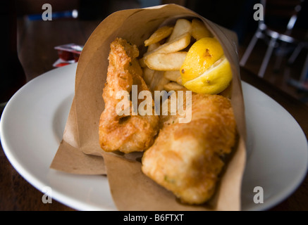 Piatto di pesce e patatine fritte servite in un cono di carta, pesce frenesia, Elizabeth Street Pier, Hobart, Tasmania, Australia Foto Stock