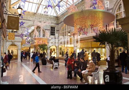 Regno Unito Chester Cheshire Natale Bridge Street all'interno di Grosvenor centro centro commerciale al coperto Foto Stock