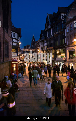 Regno Unito Chester Cheshire Christmas Shopper in Eastgate Street al crepuscolo Foto Stock