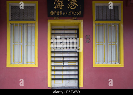 Ingresso principale che conduce ad una casa del patrimonio in Chinatown, Singapore Foto Stock