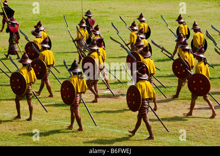 Guerrieri che marciano alla battaglia a Surin Festival di Elefanti in Thailandia Foto Stock