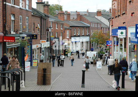 Tipica cittadina inglese scena di strada. Una strada pedonale con i negozi e i pedoni in Congleton, Cheshire, Inghilterra. Foto Stock