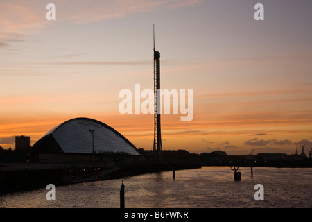 Vista da ovest ponte di campane a Anderston sul fiume Clyde, Glasgow verso il centro della scienza,torre di osservazione e Govan Foto Stock