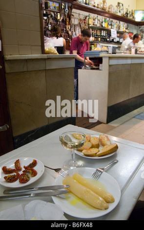 Varietà di tapas e un bicchiere di cava a El Xampanyet bar nella Ribera zona di Barcellona, Spagna Foto Stock