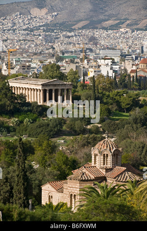 Antico e Moderno Athens, una vista attraverso l'Antica Agorà, verso la crescita incontrollata della moderna Atene, Attica, Grecia Foto Stock