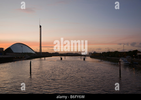 Vista da ovest ponte di campane a Anderston sul fiume Clyde, Glasgow verso il centro della scienza,torre di osservazione e Govan Foto Stock