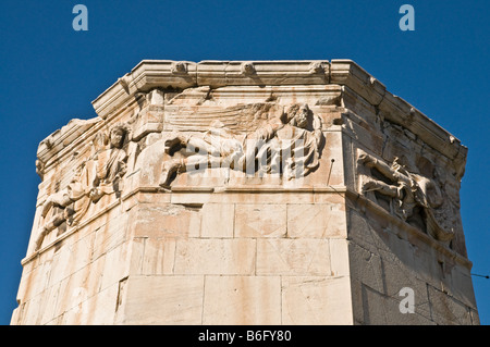 Dettaglio sulla torre dei venti al foro romano nel quartiere di Plaka di Atene in Grecia Foto Stock