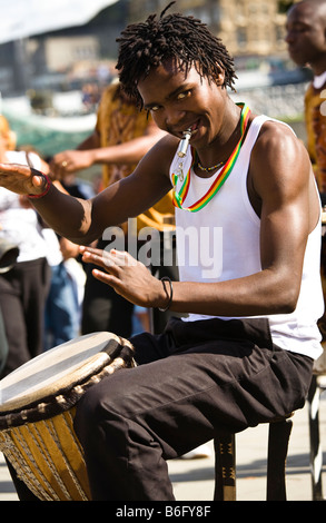 Gli stati di Siyaya Arti musica gruppo dall Africa giocando in Princes Street durante la Edinburgh Fringe Festival Scozia Scotland Foto Stock