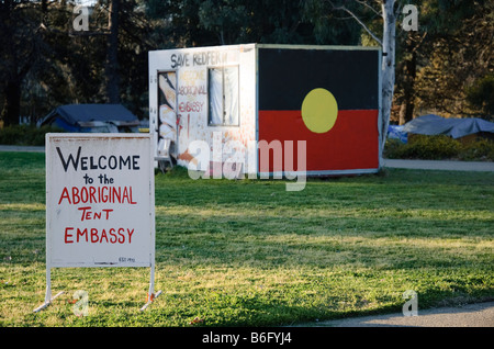 Ufficio della tenda aborigena ambasciata, Canberra, Australia, sui prati della vecchia Casa del Parlamento, con un segno di benvenuto. Australian protesta; polemiche Foto Stock