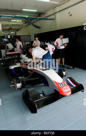 A1 Team Francia pit equipaggi ispezionare un'auto A1GP Coppa del mondo del Motorsport della Malesia a Sepang Foto Stock