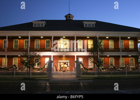 Le decorazioni di Natale intorno a un business con gating in Fort Worth Texas Foto Stock