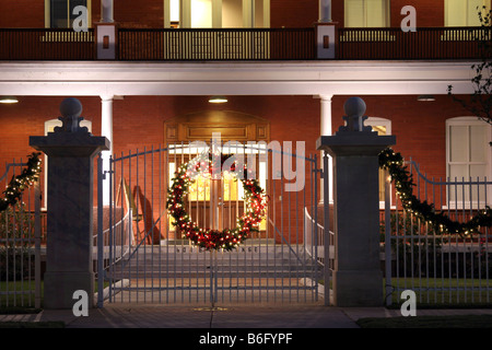 Le decorazioni di Natale sul cancello di un edificio in Texas Foto Stock