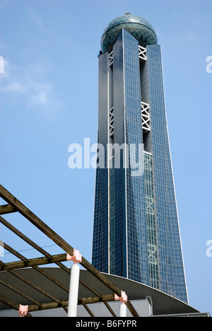 Yume Kaikyo Tower, parte del Kaikyo Messe Shimonoseki complessa, Shimonoseki, Giappone. La torre è il più alto del Giappone occidentale. Foto Stock