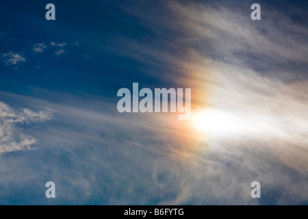 Parhelion o colori dell'arcobaleno nelle nubi causato dalla luce solare sulla rifrazione dei cristalli di ghiaccio in alto livello cloud Foto Stock