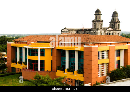 La Casa de los Pueblos presidenziali ufficio di casa e la vecchia cattedrale di Santo Domingo Managua Nicaragua america centrale Foto Stock
