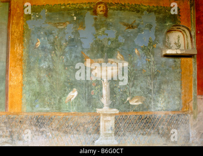 La pittura di una fontana sulla parete sud del giardino della Casa della Venere in conchiglia. Pompei, Italia, Europa. Foto Stock