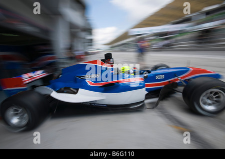 Motion Blur di Danny Watts di A1 Team Gran Bretagna manzi la sua vettura durante la sessione di pratica A1GP Coppa del mondo del Motorsport Foto Stock