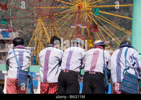 Gli uomini in abito di tradizione guardando la fiera durante il festival annuale (31 ottobre-novembre 2) Todos Santos Cuchumatan. Guatemala Foto Stock