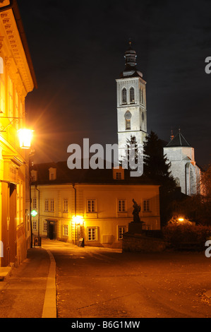 Barborská street a Kutná Hora, Repubblica Ceca. Vista notturna illuminata con st. James Church in background. Foto Stock