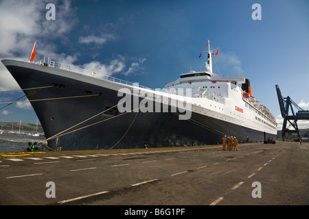 Cunard liner Queen Elizabeth 2 ormeggiato a Greenock sul Firth of Clyde Scozia 05 ottobre 2008 durante il suo ultimo viaggio Foto Stock