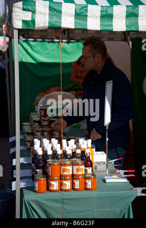 Vendita di frutti di bosco e succhi di frutta fatti in casa alla fiera di Kalaryssäys Kalaryssaeys a Kuopio Finlandia Foto Stock