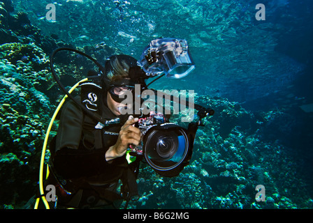 Fotografo subacqueo immersioni subacquee di acqua sotto la fotocamera reef riff di Marsa Nakara Marsa Alam flash fotocamera ragazzo uomo Foto Stock