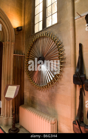 Spade sul display nella hall di entrata di Belvoir Castle Leicestershire Inghilterra Gran Bretagna Foto Stock