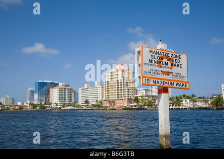 Zona Manatee segno di avvertimento in Atlantico Intracoastal Waterway a Fort Lauderdale Florida Foto Stock