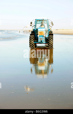 Trattore tirando sea net la pesca di ricerca sulle scienze della vita marina acqua poco profonda spiaggia Hoek van Holland Olanda Foto Stock