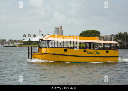 Il Taxi acqueo su Atlantic Intracoastal Waterway a Fort Lauderdale Florida Foto Stock