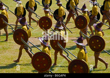 Guerrieri che marciano alla battaglia a Surin Festival di Elefanti in Thailandia Foto Stock