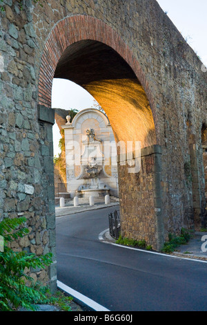 Romana antica fontana di acqua visto attraverso l'Acqua Felice acquedotto romano. Via del Mandrione, Roma, Italia. Foto Stock