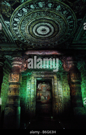 Budda in una delle grotte di Ajanta vicino a Aurangabad, Maharashtra, India Foto Stock