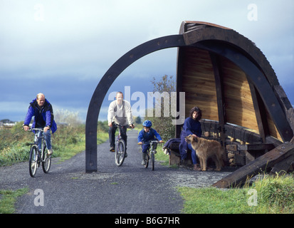 I ciclisti passano la scultura del Devon coast to coast pista ciclabile vicino a Bideford Inghilterra Foto Stock